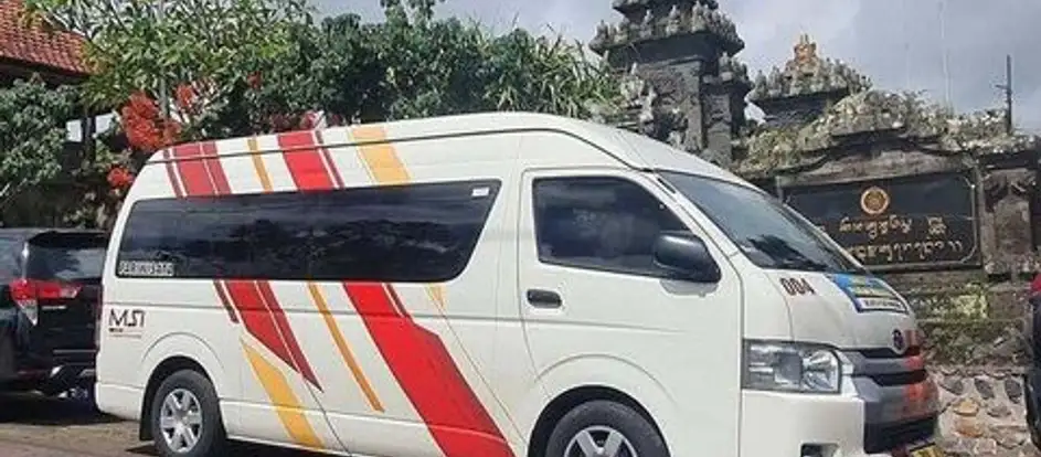 Raputri Shuttle bringing passengers to their travel destination