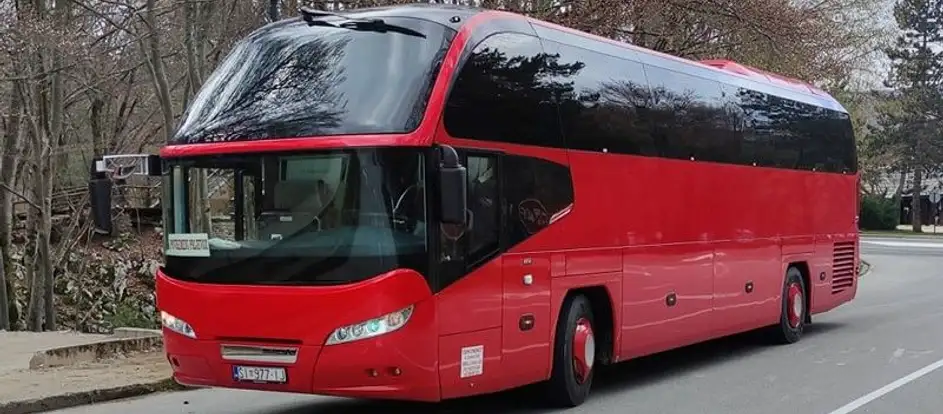 Ines Tours - Cupic Promet 乗客を旅行先に連れて行く