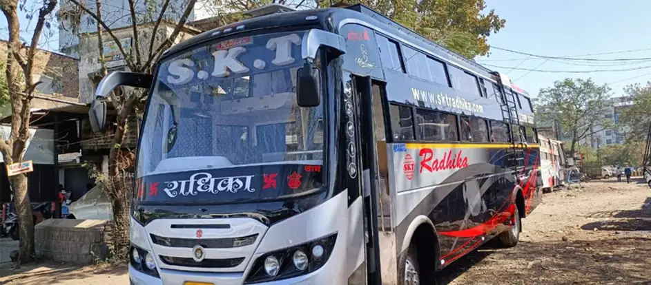 SKT Radhika Travels portando i passeggeri alla loro destinazione di viaggio