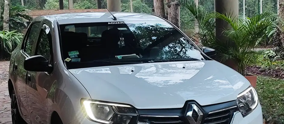 Entre Selva Traslados 将乘客送到其旅行目的地