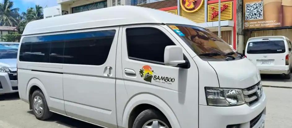 Let's Travel and Tours passagiers naar hun reisbestemming brengen