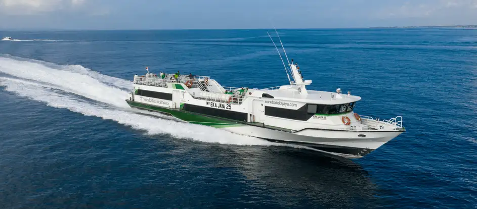 Ekajaya Fast Ferry 将乘客送到其旅行目的地