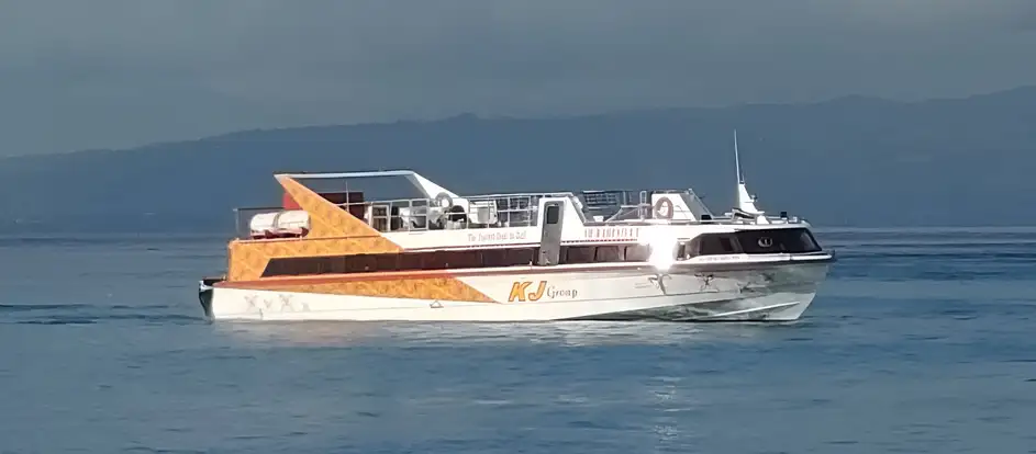 Karunia Jaya Luxury Cruise passagiers naar hun reisbestemming brengen