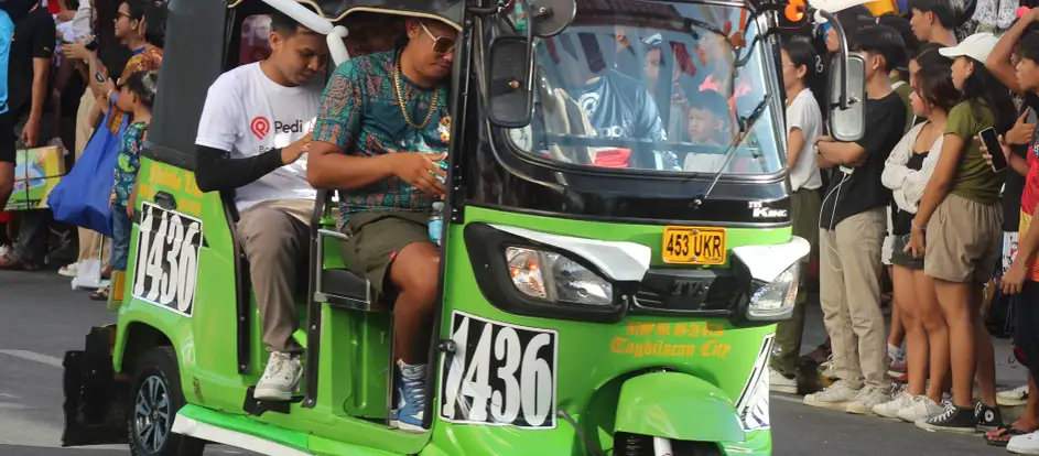 Pedicab Solutions 乗客を旅行先に連れて行く