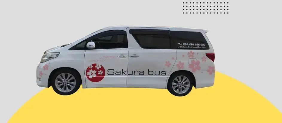 Sakura Bus passagiers naar hun reisbestemming brengen