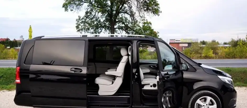 Nawafleh Tours Jordan đưa hành khách tới điểm du lịch của mình