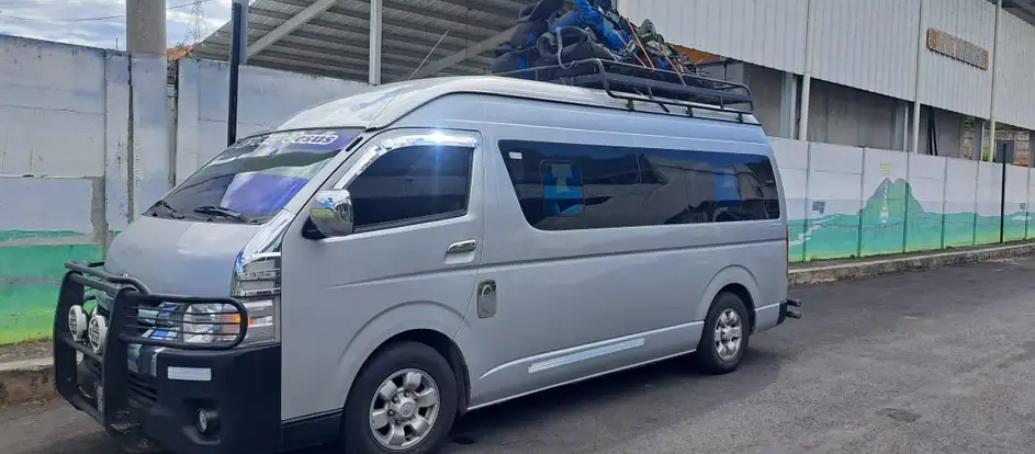 Iximche Tour Operador llevar a los pasajeros a su destino de viaje
