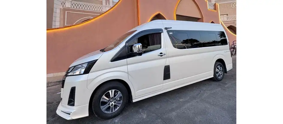 Seven Pyramids Express đưa hành khách tới điểm du lịch của mình