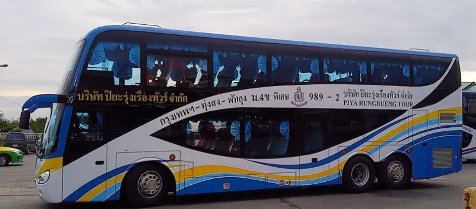 Piya Rengrueng Tour levando passageiros ao seu destino de viagem