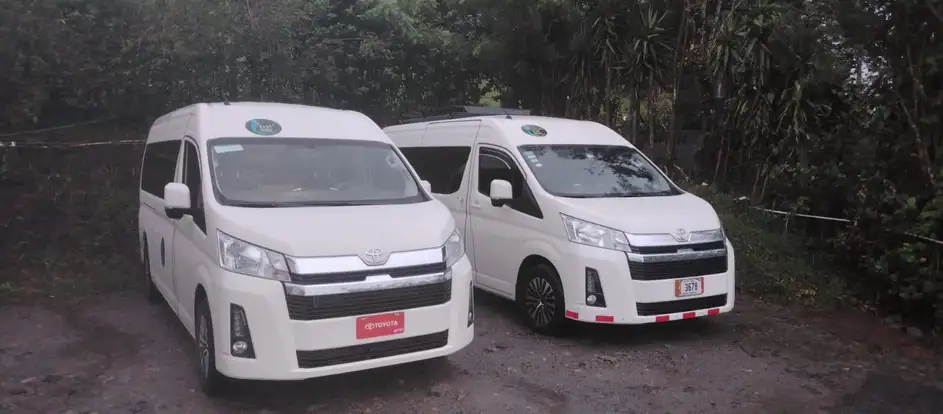 Descubre Monteverde bringing passengers to their travel destination