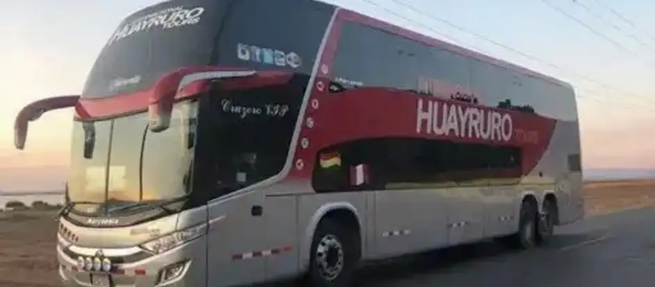 Huayruro Bus 승객을 여행 목적지까지 운송