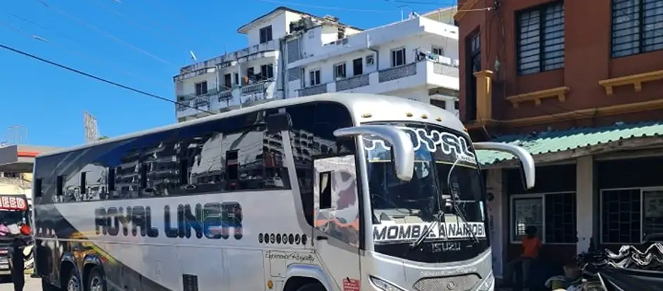 Royal Liner Express Limited 将乘客送到其旅行目的地