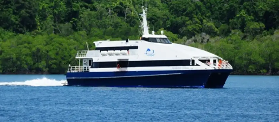 Makruzz Ferry 将乘客送到其旅行目的地