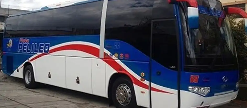 Flota Pelileo Fahrgäste werden an ihr Ziel gebracht