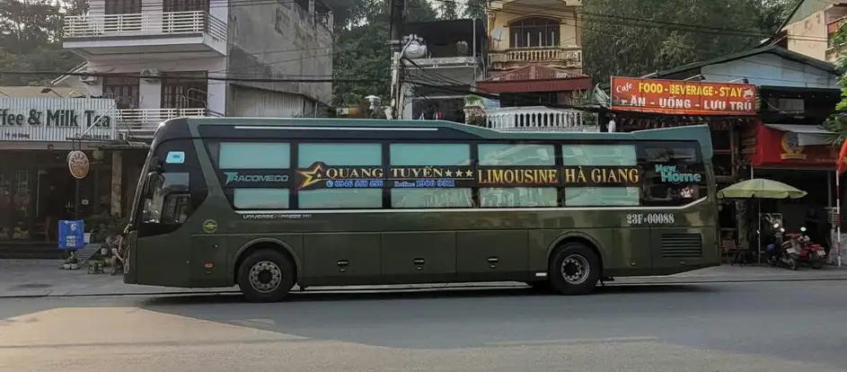 Quang Tuyen Limousine bringing passengers to their travel destination