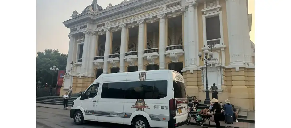 Lan Anh Limousine bringing passengers to their travel destination