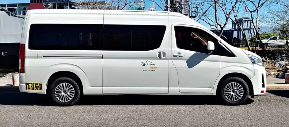 Roca Verde CR bringing passengers to their travel destination