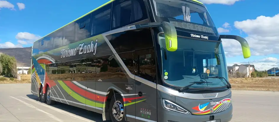 Turismo Zaahj levando passageiros ao seu destino de viagem