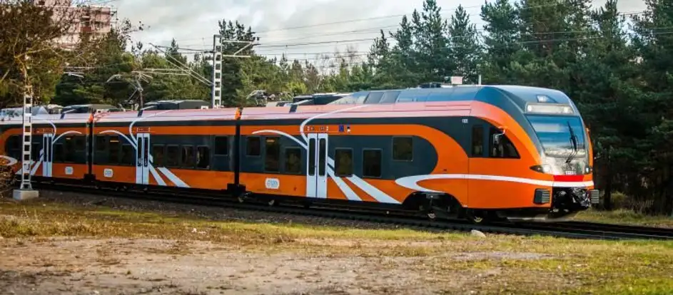 Elron levando passageiros ao seu destino de viagem