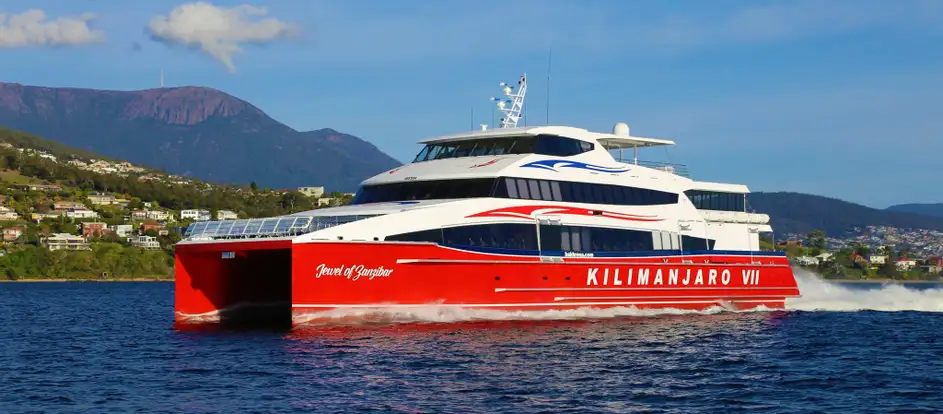 Azam Marine and Kilimanjaro Fast Ferries passagiers naar hun reisbestemming brengen