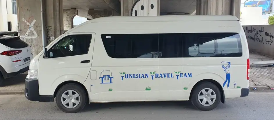 Tunisian Travel Team llevar a los pasajeros a su destino de viaje