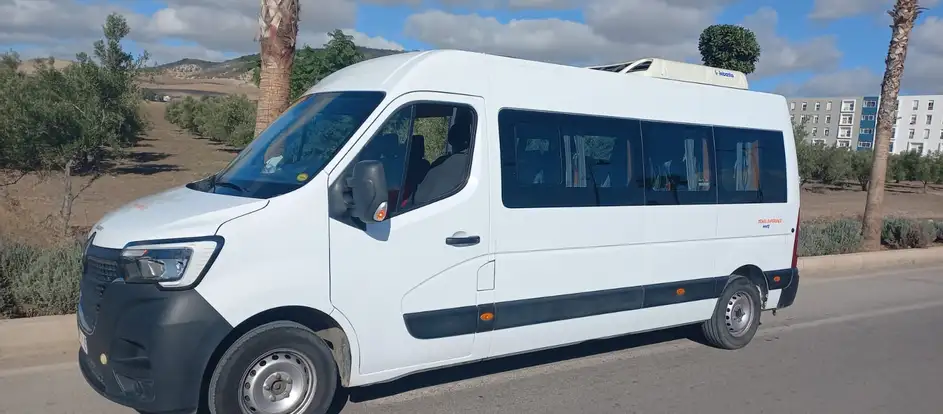 Tour Touristique bringing passengers to their travel destination