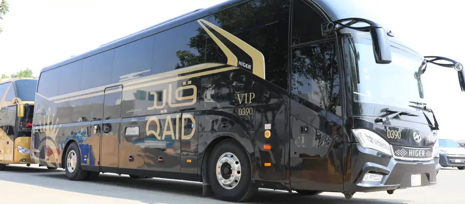 Qaid Bus portando i passeggeri alla loro destinazione di viaggio