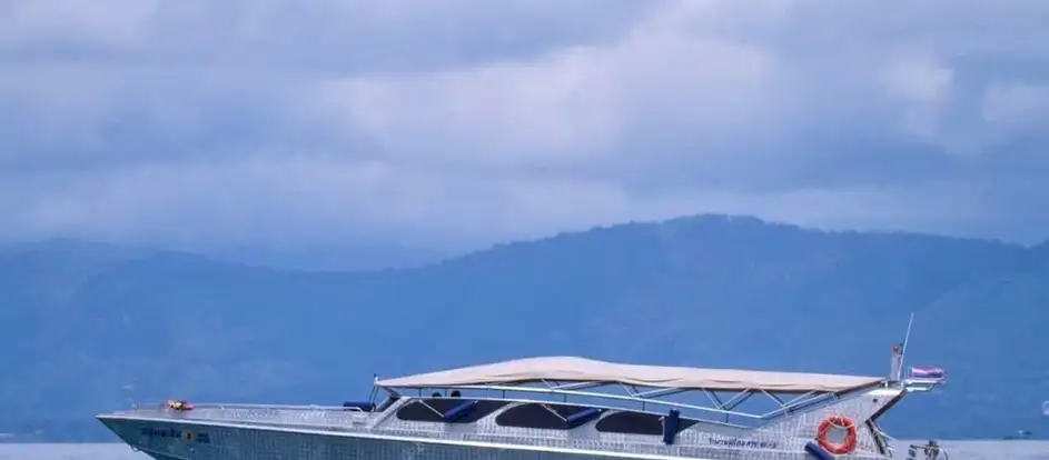 Haad Rin Queen Speedboat bringing passengers to their travel destination