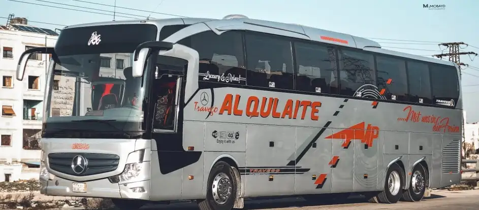 Alqulaite Travels llevar a los pasajeros a su destino de viaje