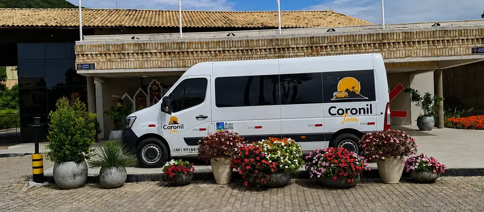 Coronil Tour llevar a los pasajeros a su destino de viaje