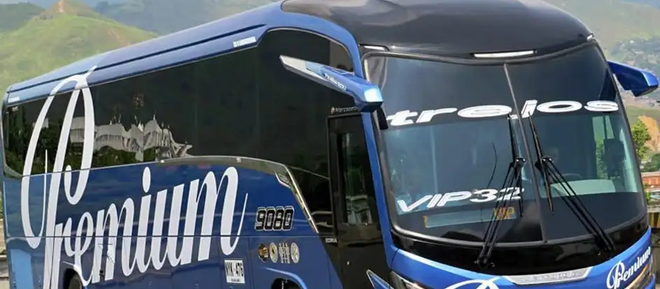 Trejos Premium portando i passeggeri alla loro destinazione di viaggio