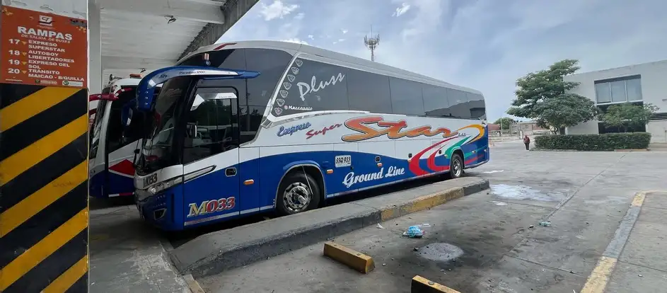 Expreso Super Star 乗客を旅行先に連れて行く