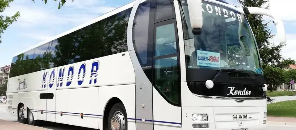 Kondor Bus 乗客を旅行先に連れて行く