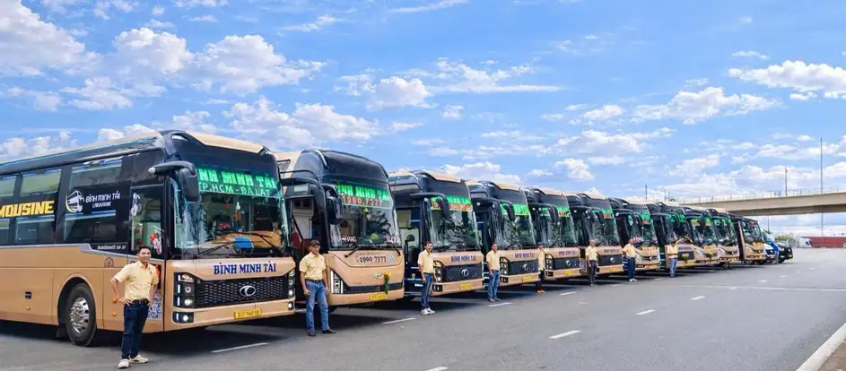 Binh Minh Tai Limousine bringing passengers to their travel destination