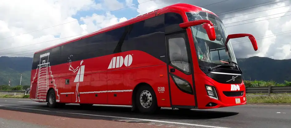 ADO Primera levando passageiros ao seu destino de viagem