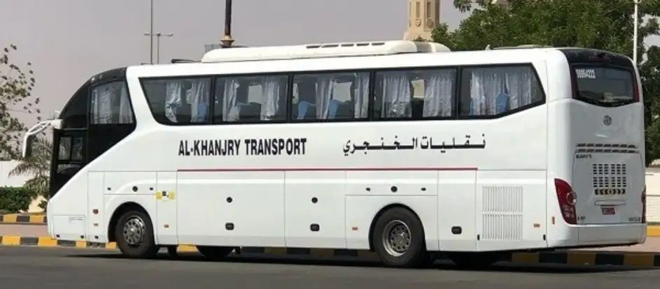 Al Khanjry Transport levando passageiros ao seu destino de viagem